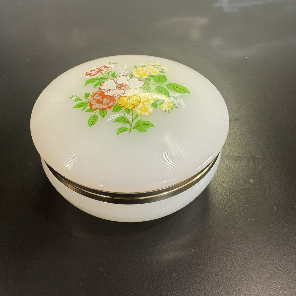 Vintage 1960's MCM Lucite Floral Trinket - White - Hong Kong‎ Hinged